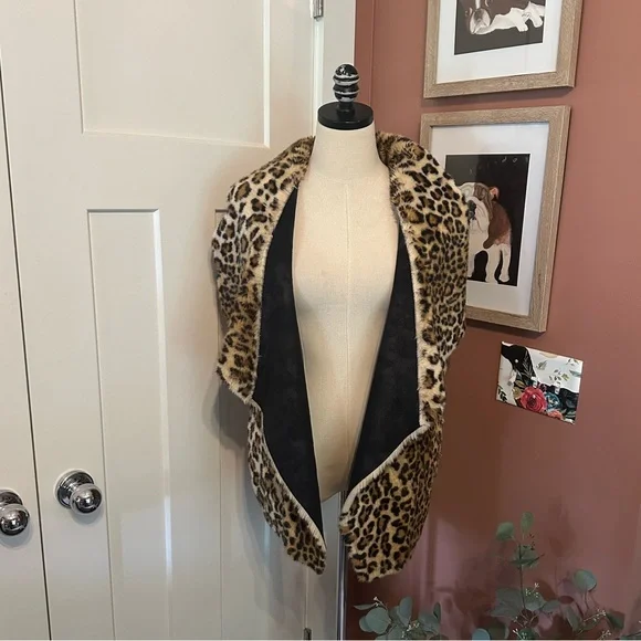 Velvet by Graham & Spencer faux fur & suede animal print pockets Medium vest - Picture 3 of 12
